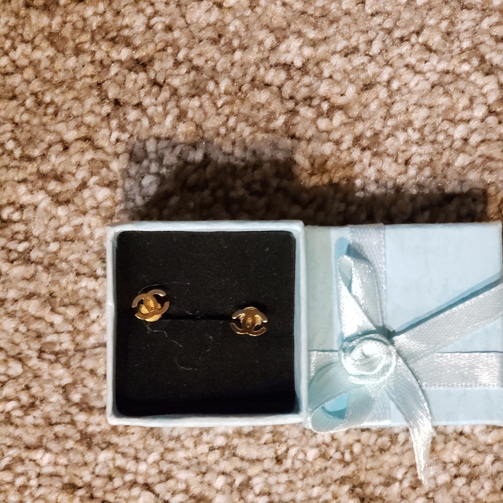 Earings stud 18k gold